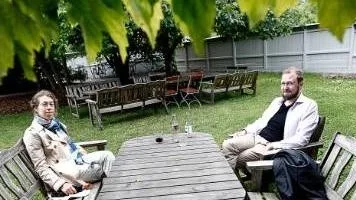 Johanna och Henrik Björklund på Café Victoria i Botaniska trädgården.
