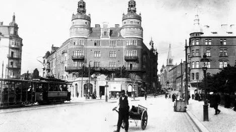 Norra Bantorget 1920, där moderna och mindre moderna transportmedel samsades.