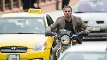 Ola Rapace som skurken Patrice.