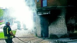 Efter en timme hade Räddningstjänsten den våldsamma branden under kontroll och en timme senare var den släckt         Foto: Björn Persson                    Wighsnews