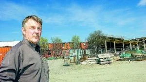 "Det var i oktober 2006 som vi kände en obehaglig lukt på den nya parkeringsplatsen", säger Peabs platschef Anders Samuelsson.