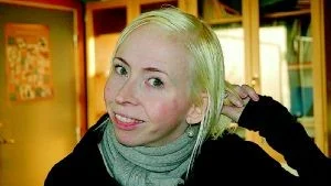 Skärblackatjejen Jenny Jägerfeld bor i Stockholm sedan nio år, är psykolog och har skrivit en bok. I tisdags gästade hon Bergska och gav skrivartips. Foto: Ann Björling