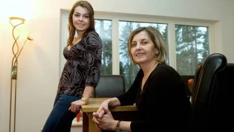 De lever med sjukdomen fibromyalgi. Emina Suljanovic är drabbad och dottern Mirella upplever på nära håll sin mammas sjukdom. Nu engagerar de sig i den lokalförening av Sveriges Fibromyalgiförbund som bildas i Norrköping i kväll. Foto:Titti Olovsson