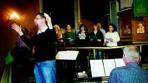 Hans Zimmergren har skrivit musiken i mässan som här framförs av vokalensemblen under ledning av lars Tallund. Foto: Andreas Skogh