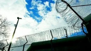 Tanken på straff måste handla om att få färre som återfaller i brott och färre brottsoffer. Gammelmoderaterna ropar fortfarande  på fler poliser, längre straff och fler fängelser. Dags för socialdemokraterna att ta en diskussion om kriminalpolitiken, anser ledaren. Taggtråden är på Hall, ett av landets hårdaste fängelser.Foto: Björn Larson Ask/Scanpix