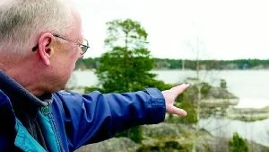 Lars Fahlén pekar ut över Arkösunds kobbar och öar.