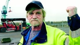- Bedrövligt. Regeringen vill ta död på arbetarklassen, säger Claes Hanell, medlem i Svenska hamnarbetarförbundet avdelning 5.
Foto: Janne Forsby
