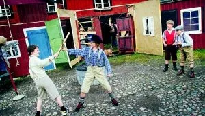 I Söderköping fylls innergårdarna av somrig teater under bar himmel. På Wallbergska gården utspelas ett krig mellan gängen Röda och Vita rosen. På bilden syns Viktor Jonsson i rollen som Anders och Rasmus Carlsson som Sixten.