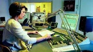 Louise Martinsson läser nyheter i sändningen kl 13.30. Inslagen ligger färdiga i datorn och tekniken sköter hon på egen hand.