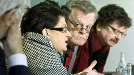 Ibland har vi varit ense, ibland inte, men vi har alltid haft en respekt för varandras roller. Jag har varit politikern och Björn tjänstemannen, skriver Lars Stjernkvist om hans och Björn Erikssons roller. På bilden är de tillsammans med Arbetsförmedlingens dåvarande chef Angeles Bermudez-Svankvist, 