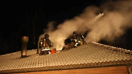 Brandmän bekämpar villabranden i Västra Husby i går morse. Foto: Björn Persson/Wighsnews