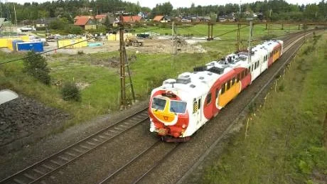 Igår rusade pendeltåget förbi Kimstad som vanligt. Men om ett knappt år ska det bromsa in även här, när Kimstads nya pendeltågsstation står klar. Bygget är i full gång, vilket syns i bildens övre kant.Foto: Janne Forsby