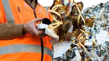 - Julklappsssnören och julklappspapper, framförallt rött sådant, är inte bra för vårt produtkionsflöde, säger fabrikschefen Hans Hagdahl vid Fiskeby Board.