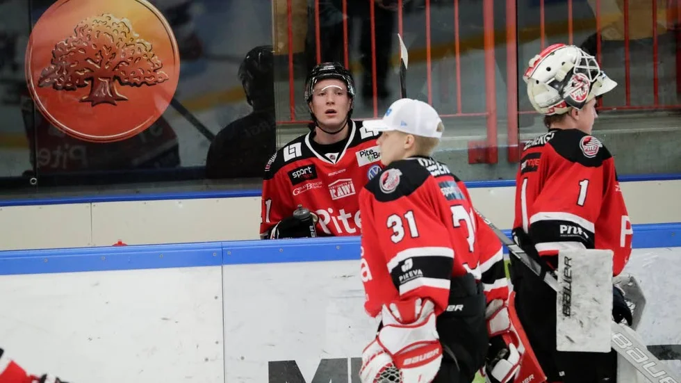 FÖRSTA. Piteåmålvakten Albin Ström vaktade målet när Piteå föll med 0–7 borta mot Borlänge i allettan. Nu är det dags för Joel Vännström att möta Borlänge för första gången.