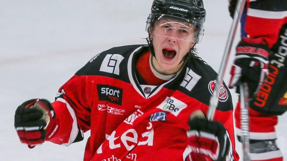 AJDÅ! Piteå Hockeys Petter Mäkitalo bröt vadbenet borta mot Lindlöven i söndags.