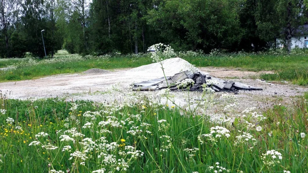 Här, på en plätt, hundratalet meter från den gamla återvinningsstationen på Djupviken, ska en ny ligga. Men än så länge ligger här bara en hög med grus och en med asfalt.