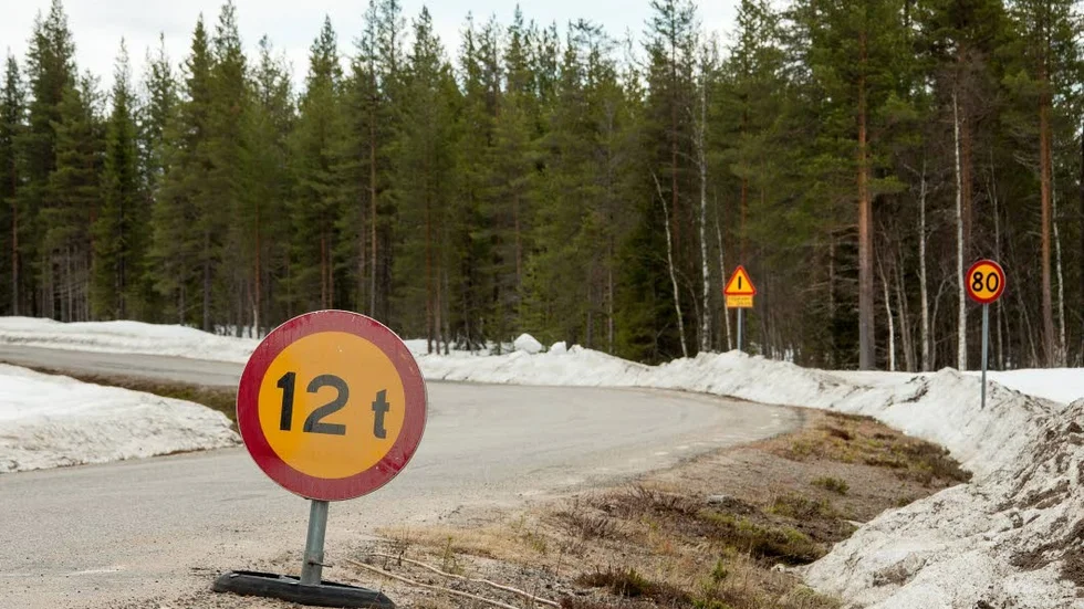 Sedan en vecka tillbaka är det en maxvikt på 12 ton längs vägen.