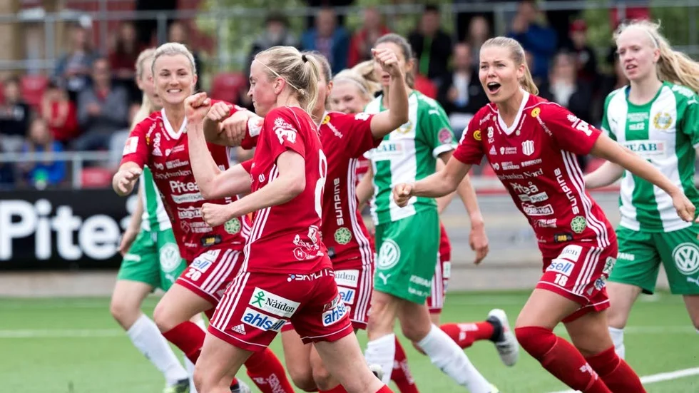 Att ha Sveriges bästa damlag i fotboll - och två olympiska mästare i Hanna Öberg och Charlotte Kalla - räcker inte för att vara en kandidat bland de 40 som tävlar om utmärkelsen.