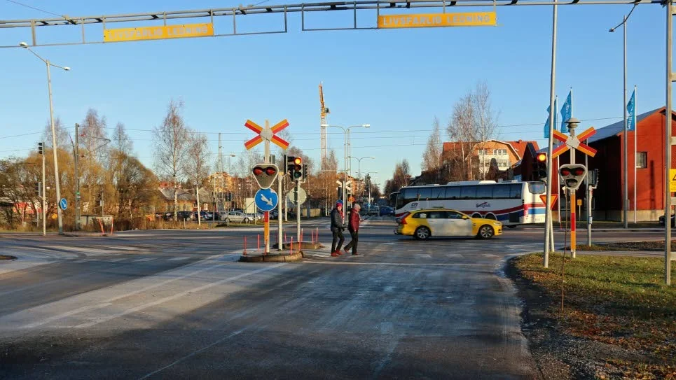 Järnvägsbommarna i korsningen Timmerleden/Västergatan har fällts ner trots att inget tåg kommit. Nu ska felet vara åtgärdat.(arkvifoto