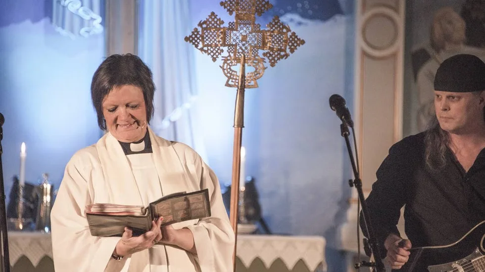 Avsked. Kyrkoherde Ingrid Holmström Pavval håller på söndag sin avskedspredikan i Arvidsjaurs kyrka. Efter 30 år i Arvidsjaur flyttar hon till Umeå för att arbeta som sjukhuspräst. "Jag kan tycka att det är ganska givande att få vandra med en människa en kortare bit och sedan släppa taget, men känna att man är behövd under en kort och intensiv period", säger hon. (Arkivbild)