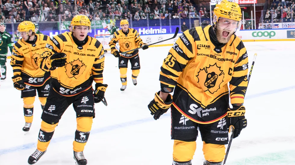 Oscar Möller, till höger, stod för två mål och en assist när Skellefteå 6–2-besegrade Timrå. Arkivbild.