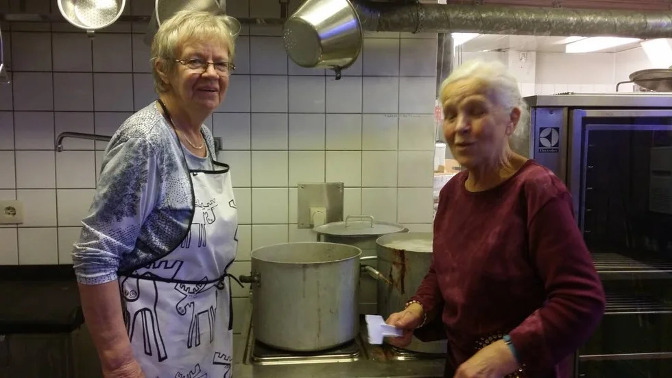 Vid paltgrytan Hjördis Jakobsson och Majvor Sundkvist.