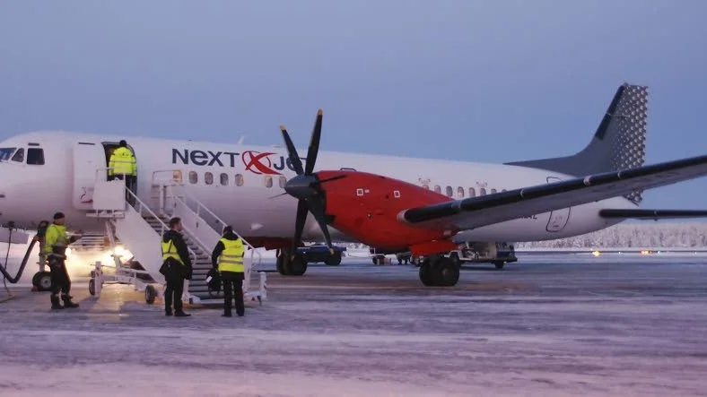 Nextjets sista flygning från Arvidsjaur sker den 25 oktober. Därefter ska Estonian Air, tillsammans med nystartade bolaget AG Travels, trafikera den nya linjen Gällivare-Arvidsjaur-Arlanda. Tanken är att rekrytera kabinpersonal från Nextjet, men personalen i Arvidsjaur är kritisk. ”Vi har hört att basen ska vara i Gällivare. Ska vi pendla eller flytta dit då? Vi får ingen information om någonting”, säger de Nyheter i Norr talat med. (Arkivbild)