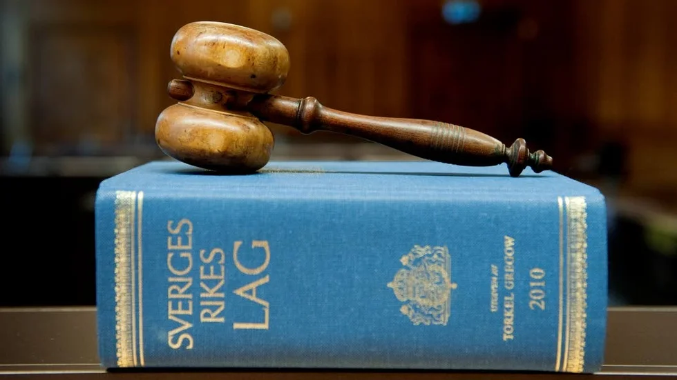 DOM. 18-åringen sprejade först sitt offer med pepparspray, sedan gav han sig på mannen med knogjärn och knytnävsslag. Hovrätten skärper nu straffet.