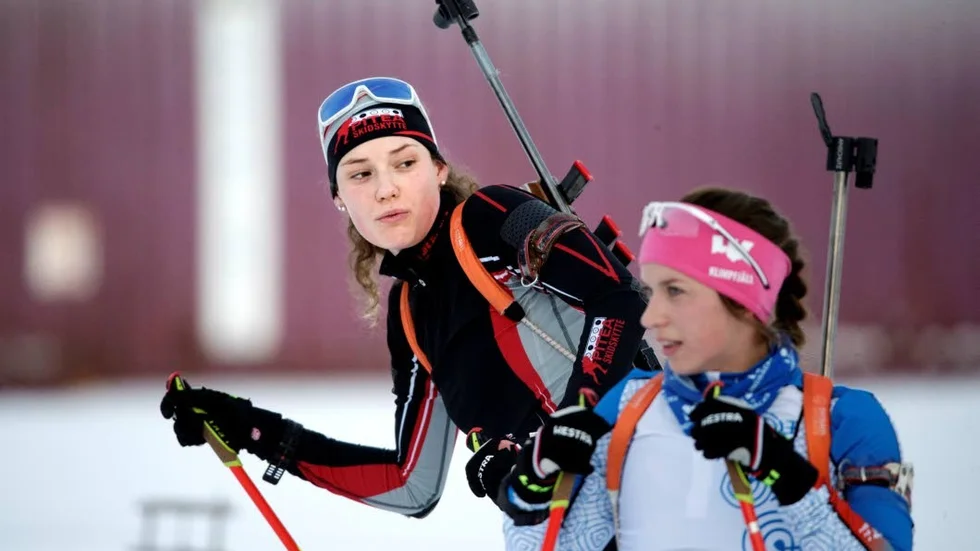 LÄNGRE BAK. Hanna Öberg och Anna Magnusson tog poäng i världscupen i skidskytte men det blev ingen topplacering.