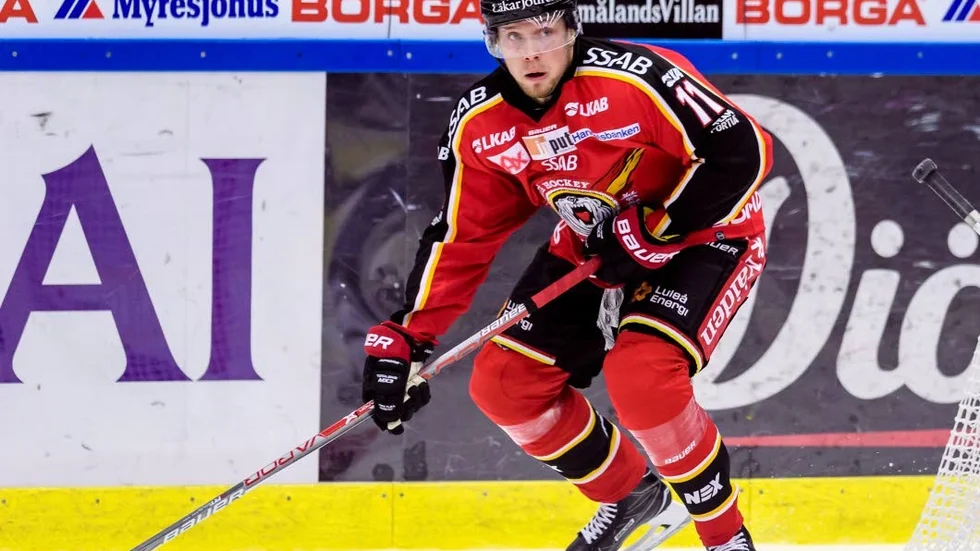 MÅLSKYTT. Petter Emanuelsson, Luleå, fortsätter att göra mål. Men det räckte inte för poäng.