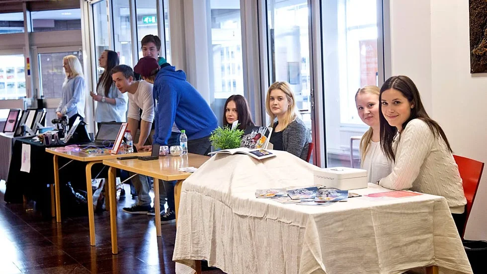 Entreprenörer. Unga företagare från Strömbackaskolan visade upp sina produkter i Sparbanken Nords lokaler förra året. Nästa år står Piteå värd för den regionala UF-mässan. (Arkivbild)