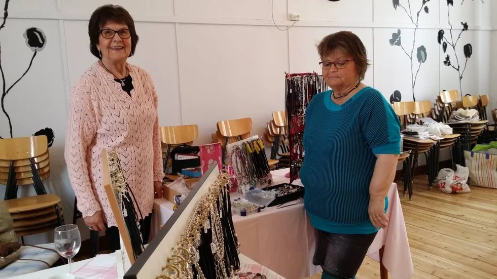 Smycken. Deltagarna erbjöds att köpa diverse produkter.