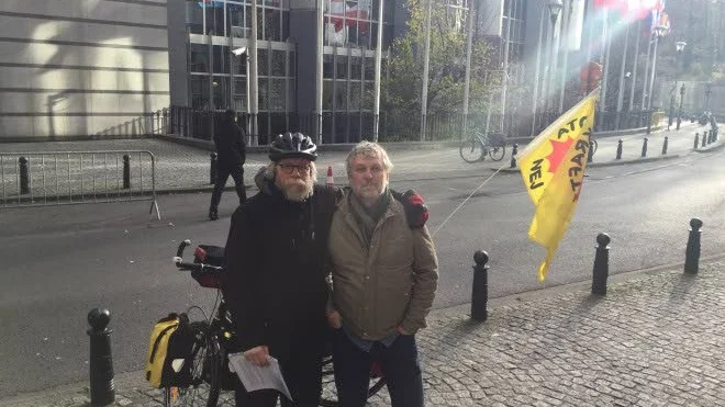 Per Holmqvist träffade EU-parlamentariker Peter Eriksson i Bryssel för att överlämna brevet.