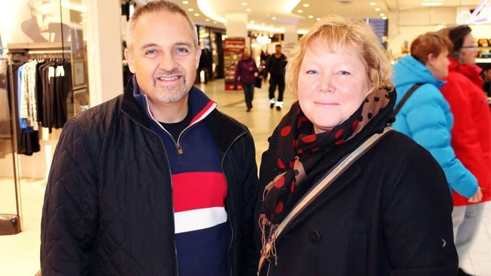 John och Kristina Lohman tycker att det är mysigt att vara ute i julhandeln.