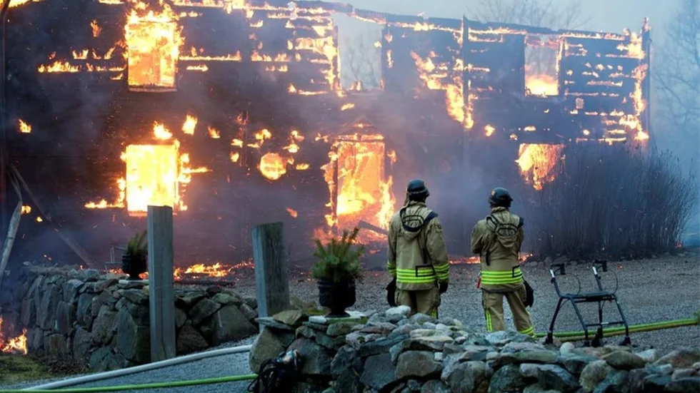 Fortfarande är resterna av huset på Tomtaholm varma efter branden förra torsdagen.