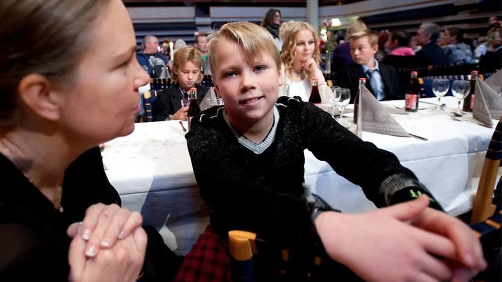 Tioårige Elias Arvidsson tänker på andra enligt mamma Tina Englund. Han fixade 35 julgåvor som lottades ut under gårdagens Omsorgsjul.