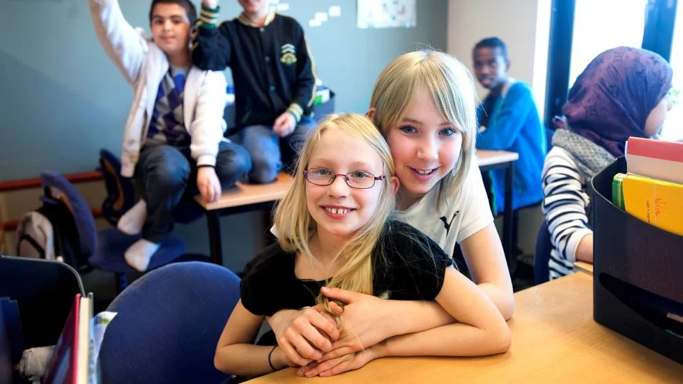 Emmelie Bäcklund och Natalie Petersson vill båda ha betyg redan från årskurs fyra.