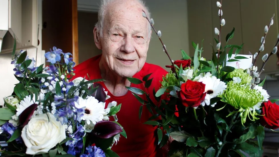 Uppvaktad med blommor. Det blev Fritz Strömqvist på sin 100-årsdag.
