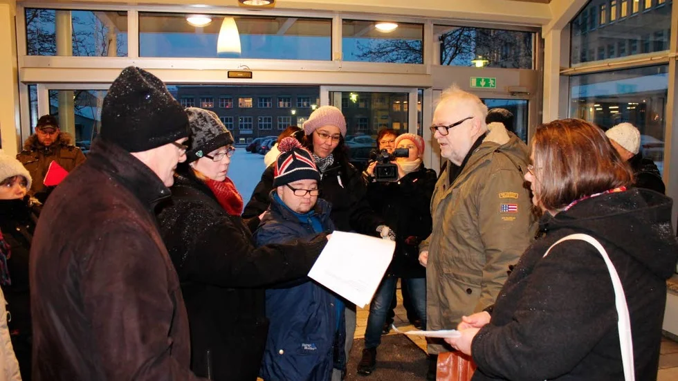 Vård- och omsorgsnämndens toppduo Jan Berglund (S) och Mona Olsson (V) attackerades med ilskna frågor från fack och föräldrar, när de anlände till nämndens sammanträde.