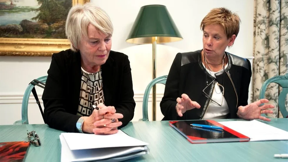 Utredningsordföranden Agneta Westerdahl (t v) har gjort sitt, nu är det universitetsrektor Helen Dannetuns tur att ta fram konsekvensanalyser.