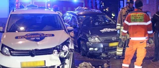 Två till sjukhus efter taxikrock