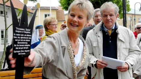 Elisabeth Nilsson, inviger rosen, tillsammans med odlare Göran Bergström.