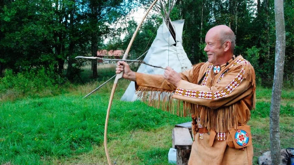 Efter tre somrar flyttar indianbyn från Rejmyreskogen. - Det kanske är en bra lösning för oss, säger Lars Wiborn, hövding.