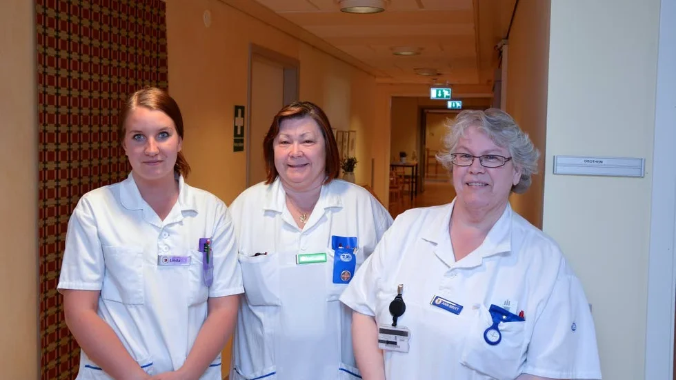 Undersköterskorna Linda Wallin och Maggie Carlsson från hemtjänst norr samt Ann-Britt Karlsson, hemtjänst syd, är nöjda med de nya lokalerna.