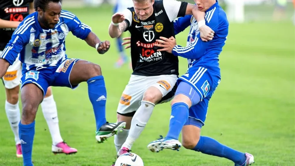 Smedbys Niklas Moberg uppvaktas av Sleipners Kutshi Moilo och Calle Appelqvist i måndagens derby på Smedby IP.