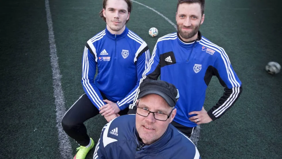 Längst fram: Jörgen Öhlund som gör sin sjätte säsong som tränare för Öjebyn. Bakom honom står nyförvärvet Anders Pettersson och Jonas Westerberg som eventuellt kommer att göra comeback.