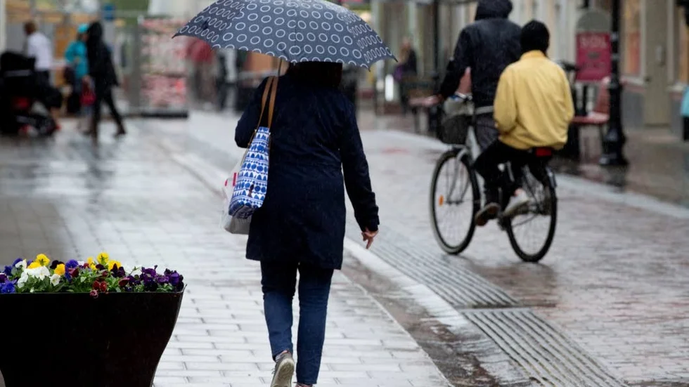 Regnet har bombat ner under maj och flanörer i Piteå med omnejd har inte gärna vistats utomhus utan paraply.