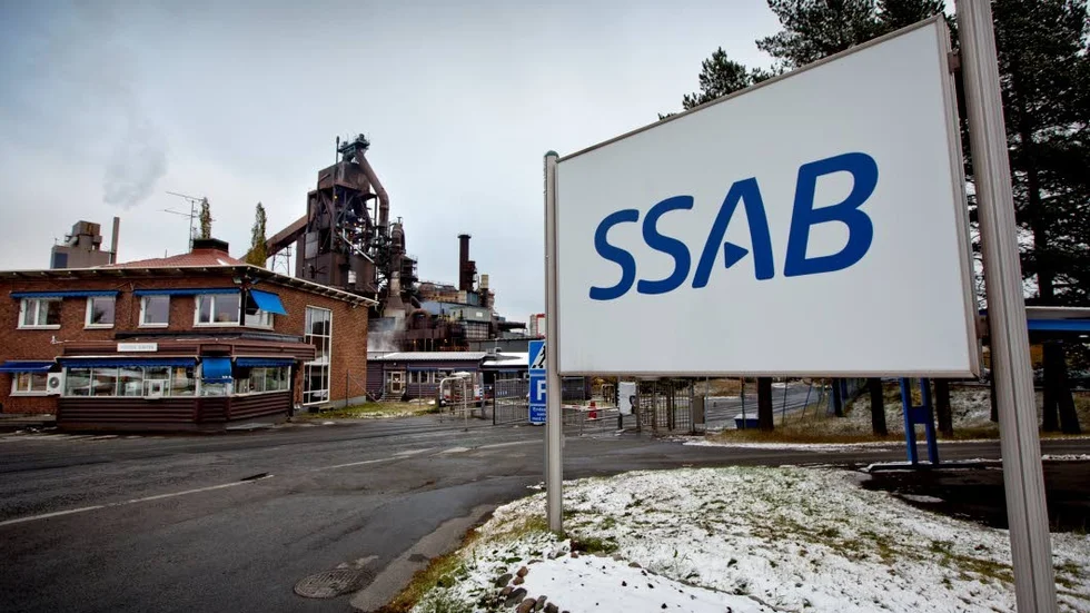 SSAB och Termostav åtalsamäls efter dödsolyckan då en slovakisk truckförare krockade med ett tåg. Enligt Arbetsmiljöverket har SSAB  försämrat säkerheten vid järnvägsövergången genom att inte låsa bommen. (Arkivbild)