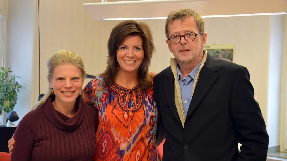 Bianca van Deuverden, till höger, och henns make Wolfgang van Deuverden (i mitten näringslivschefen Stina Johansson), har inte betalat hyra för maj månad för den villa de hyr i Arvidsjaur och parets har inte synts till på 40 dagar. (Arkivbild)