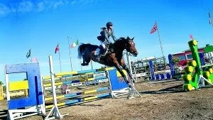 Här faller Malin Baryard av Royal Son Z i Norrköping Horse Show. Ett otäckt fall som slutade med ett brutet ringfinger.